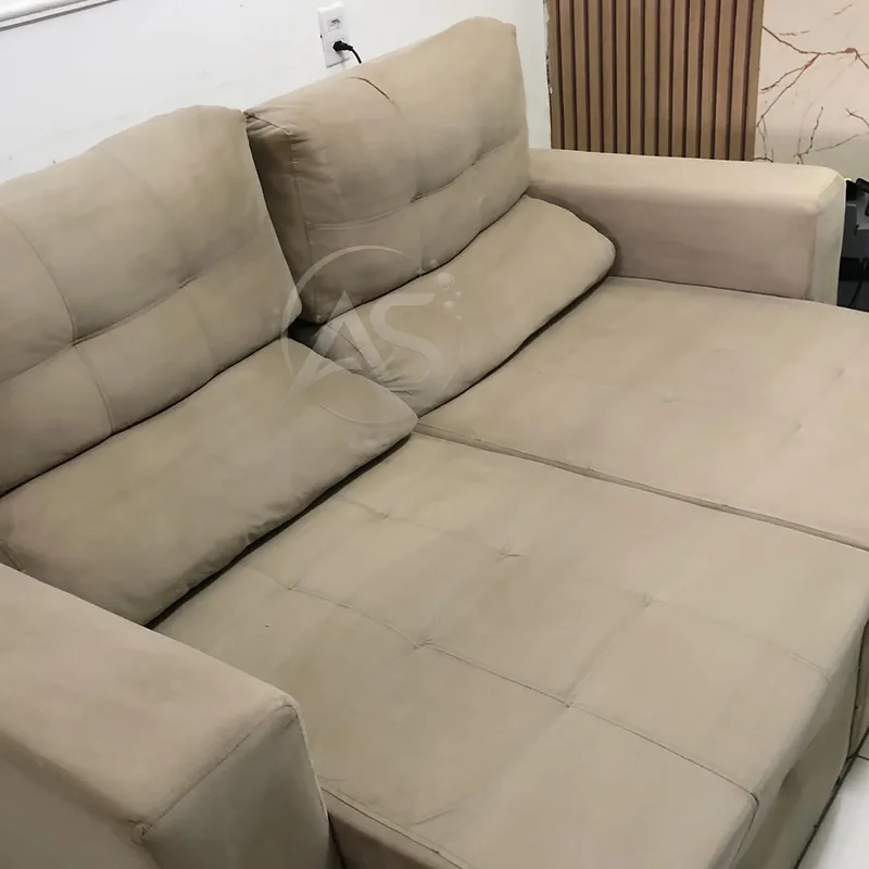 Sofá retrátil de suede bege higienizado na sala do cliente