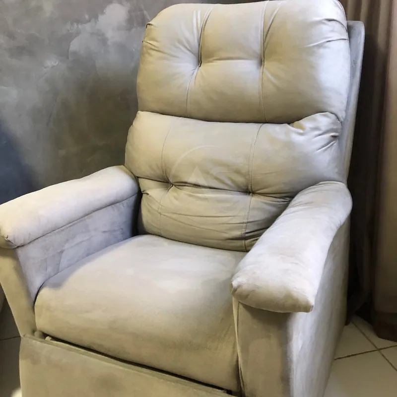 Poltrona reclinável de suede higienizada na casa do cliente