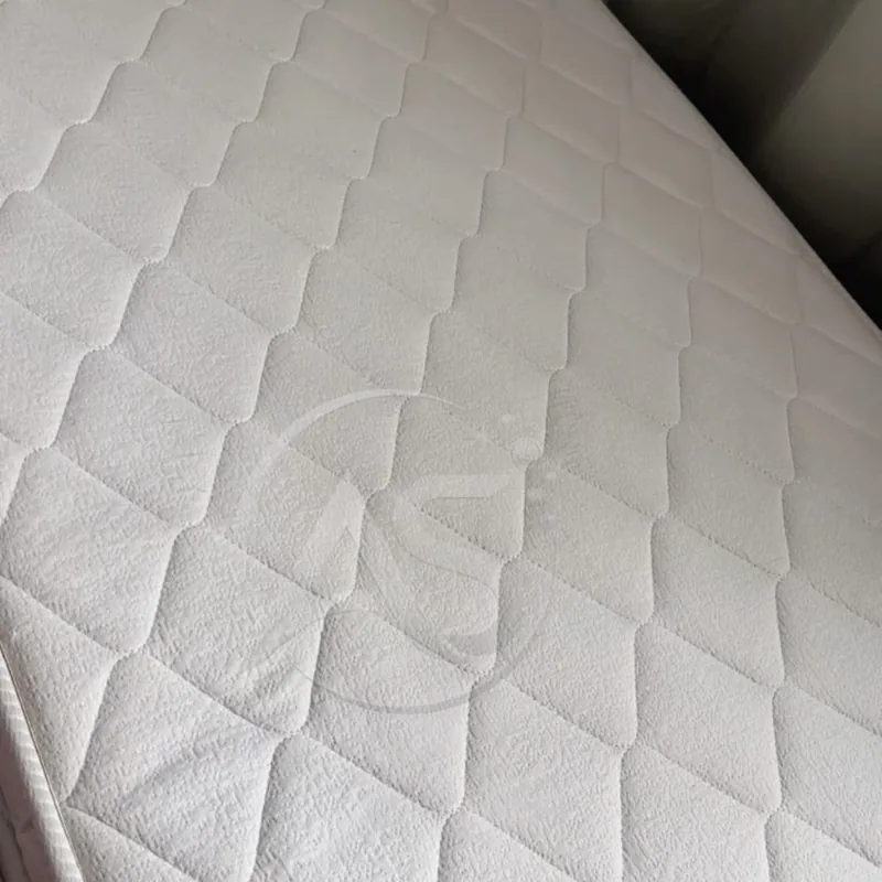 Colchão de casal com o tecido acolchoado branco depois da higienização