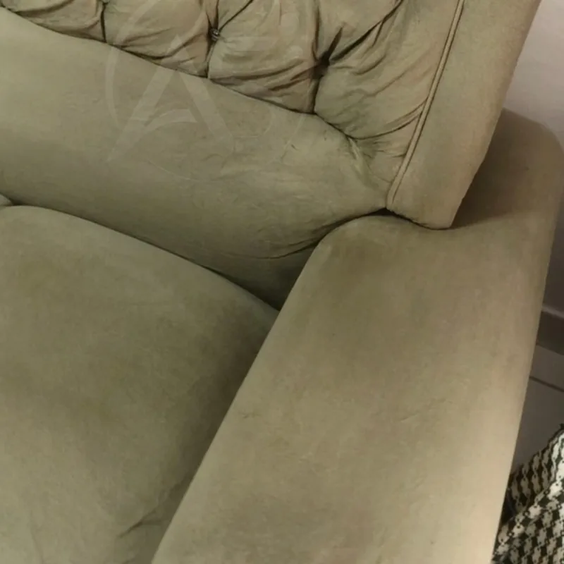 Braço e encosto de sofá em suede com o tecido limpo e uniforme